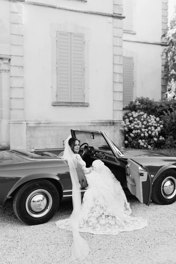 Portrait naturel de la mariée dans la lumière du Domaine des Genêts, réalisé par Julie Helly, photographe de mariage