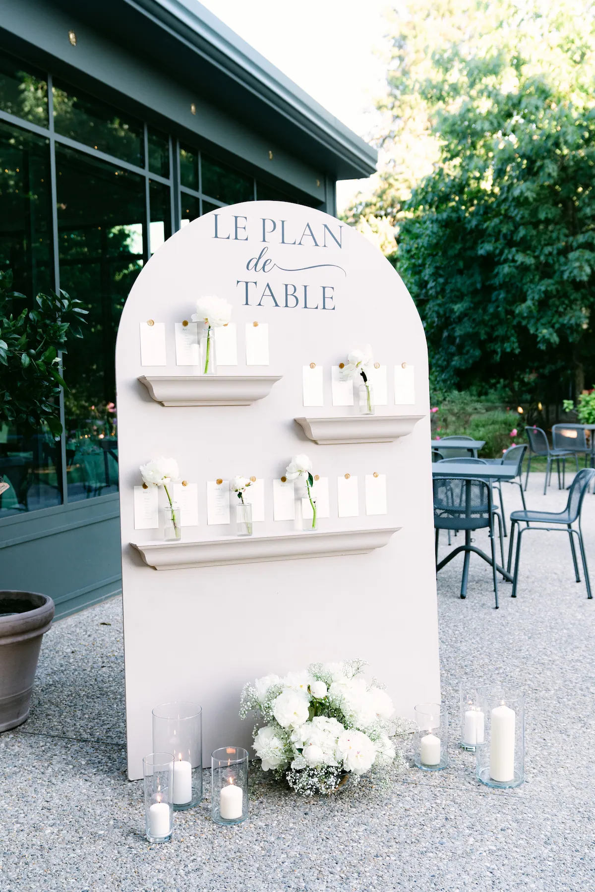 Détails raffinés de la décoration d’un mariage élégant au Domaine des Genêts en Ardèche.
