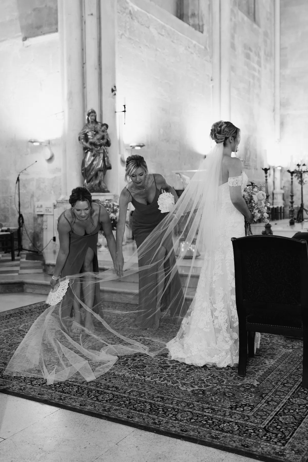 Cérémonie religieuse du mariage de Morgane et John Patrick, couple canadien et américain, en Provence