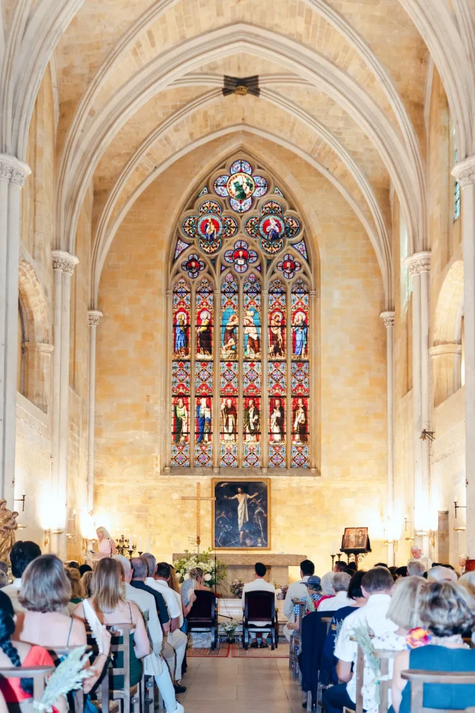 Cérémonie religieuse du mariage de Morgane et John Patrick, couple canadien et américain, en Provence