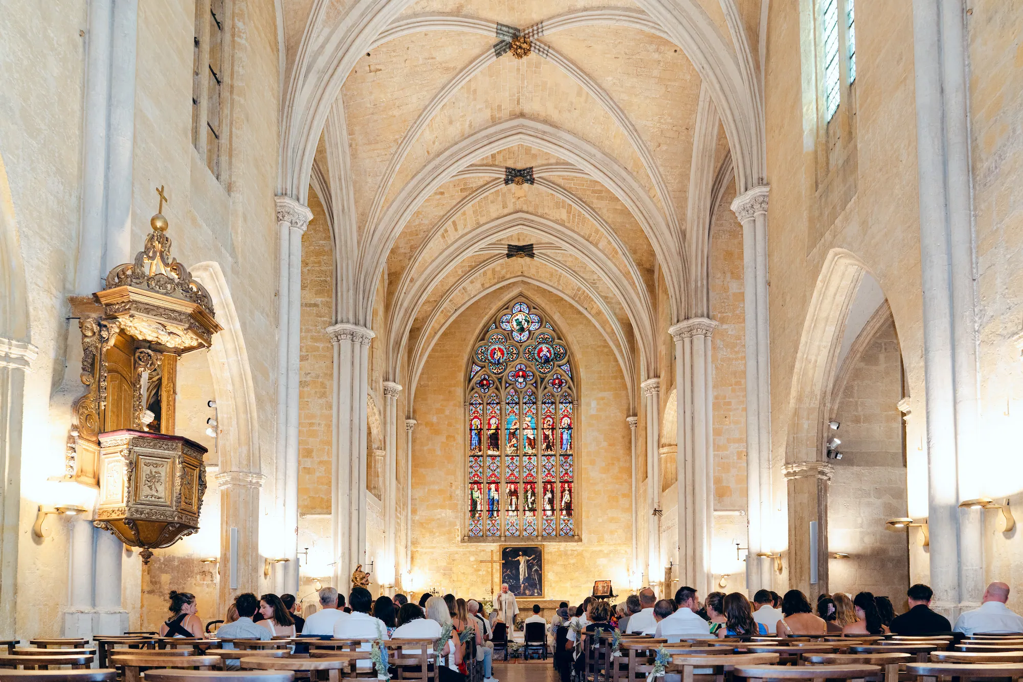 Cérémonie religieuse du mariage de Morgane et John Patrick, couple canadien et américain, en Provence