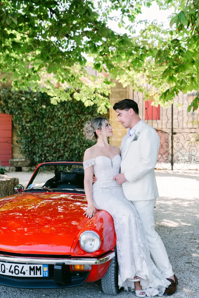 Portrait naturel du couple canadien et américain au Domaine de Barbebelle pour leur mariage en Provence