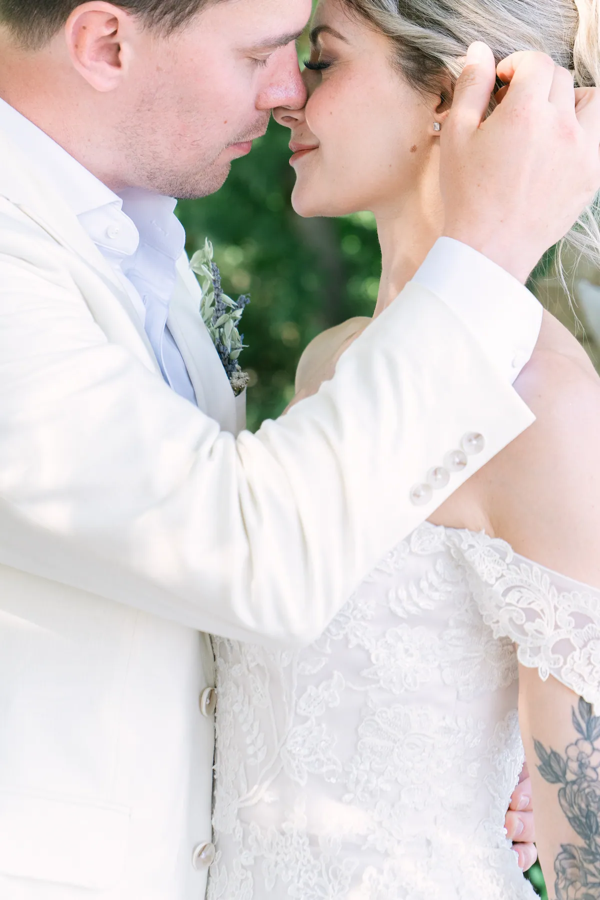 Portrait naturel du couple canadien et américain au Domaine de Barbebelle pour leur mariage en Provence