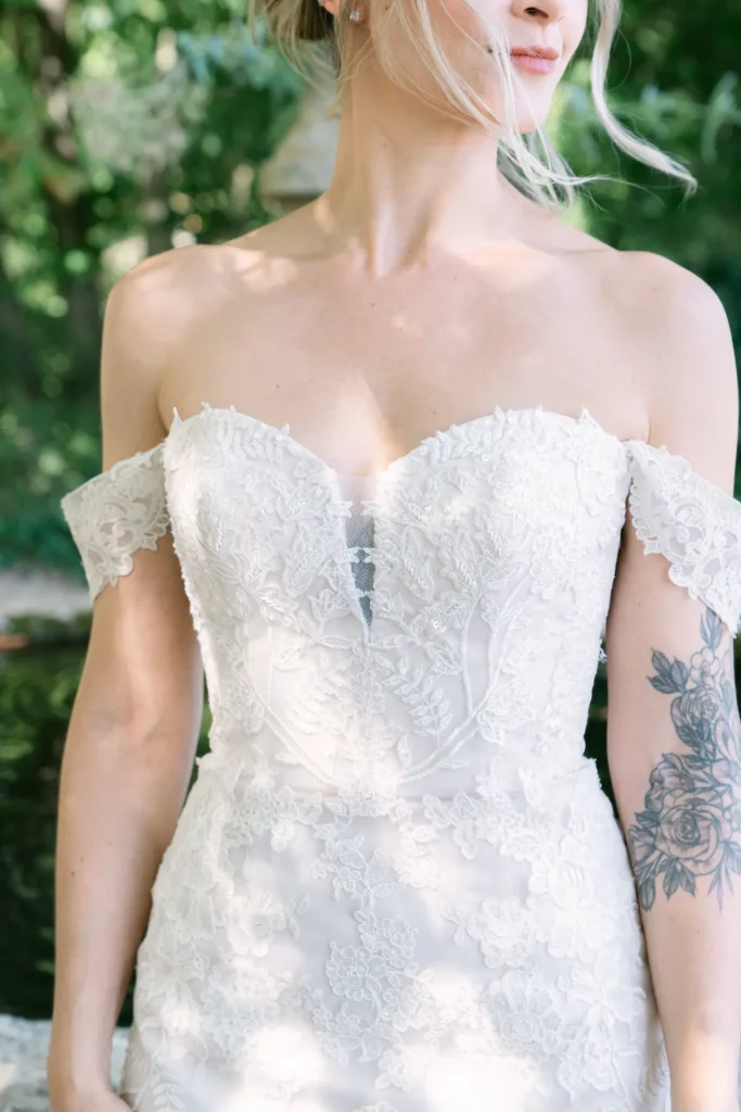 Portrait naturel du couple canadien et américain au Domaine de Barbebelle pour leur mariage en Provence