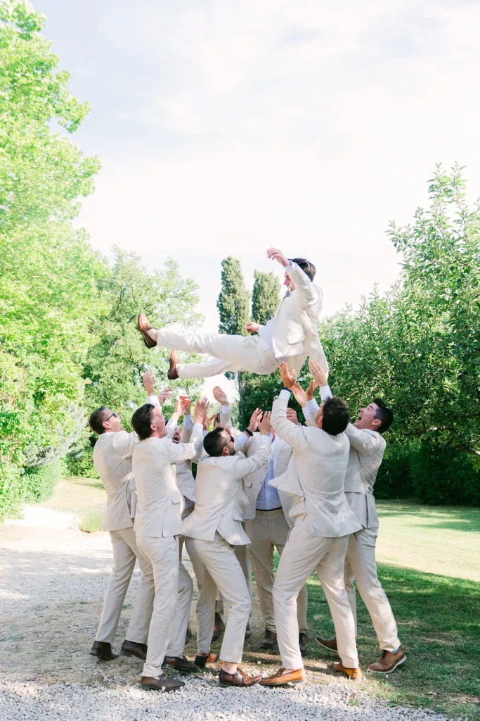 Photographie de groupe au Domaine de Barbebelle pour leur mariage en Provence