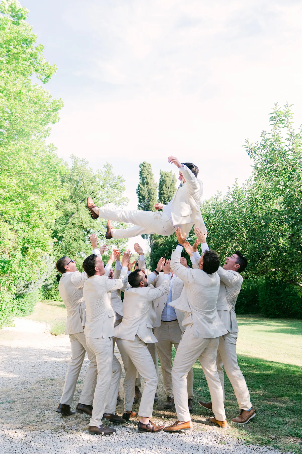 Photographie de groupe au Domaine de Barbebelle pour leur mariage en Provence